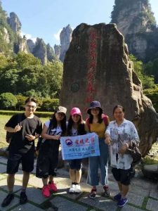 去张家界旅游报团好还是自由行好-