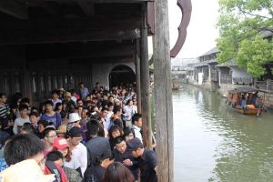 去乌镇的旅游团-