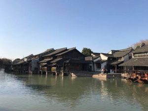 去乌镇自己去还是跟旅游团-